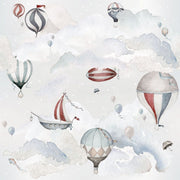 Dekornik Behang Balloons Adventure — Een avontuurlijk behang met kleurrijke luchtballonnen die over wolken en heuvels zweven, perfect voor een speelse, dromerige kinderkamer. Detailopname van het patroon en de kleuren.