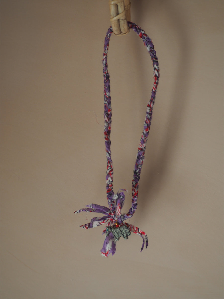 Gevlochten Ketting Met Bedel Paars En Grijze Bedel