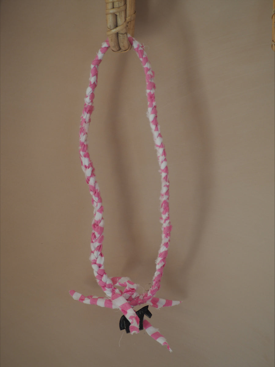 Gevlochten Ketting Met Bedel Roze/wit Met Grijze Bedel