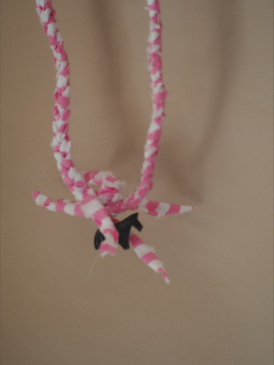 Gevlochten Ketting Met Bedel Roze/wit Met Grijze Bedel