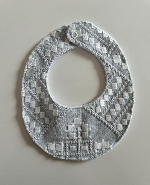Slabbetje Grijs Met Borduursel