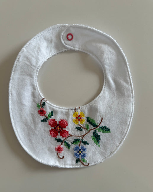 Slabbetje Wit Met Gekleurd Bloemetje