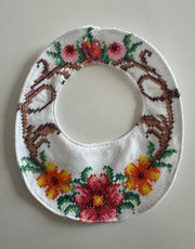 Slabbetje Wit Met Gekleurde Bloemen