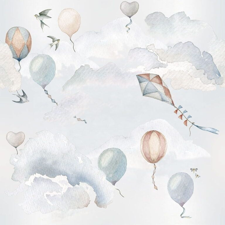 Dekornik Balloons Fairytale Behang — Een sprookjesachtig behang met luchtballonnen die over een dromerige hemel zweven, in zachte kleuren, perfect voor een magische kinderkamer. Close-up van de illustraties en texturen.