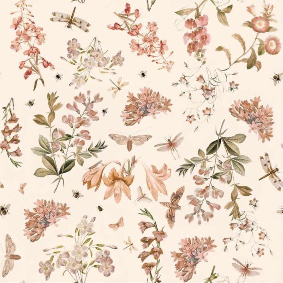 Dekornik Botanical Orchard Behang — Een sierlijk behang met boomgaardmotieven — bloesemtakken en fruitbomen — in zachte tinten, perfect voor een botanische, lichte kinderkamer. Close-up van de illustraties en texturen.