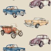 Dekornik Cars Sunny Beige Behang — Een zonnig behang met speelse autootjes op een warme beige achtergrond, perfect voor een vrolijke jongenskamer.