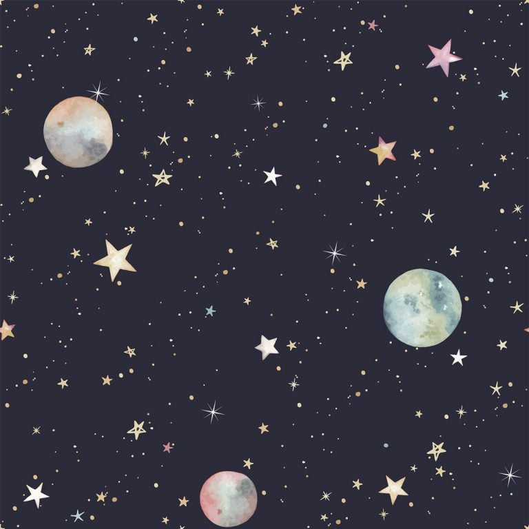 Dekornik Cosmos Behang — Een magisch behang met sterren, planeten en kometen die door een donkerblauwe nachtelijke hemel zweven, perfect voor een dromerige ruimtevaart-kinderkamer. Close-up van de illustraties en texturen.