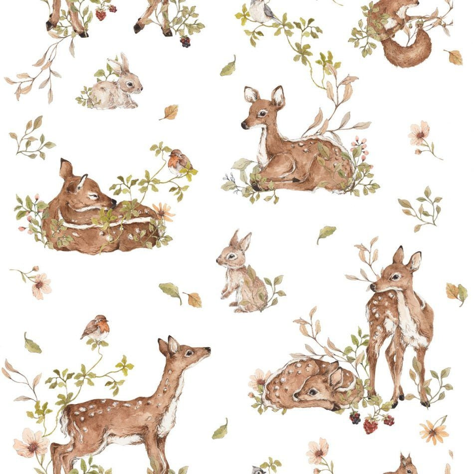 Dekornik Deer Meadow White Behang — Een licht behang met hertjes die grazen in een bloemenweide, op een witte achtergrond, perfect voor een rustige, natuurlijke kinderkamer. Close-up van de illustraties en texturen.
