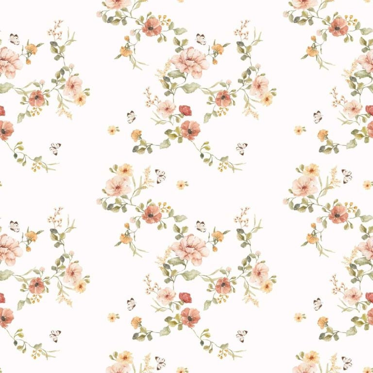 Dekornik Behang Floral Vintage — Een romantisch behang met vintage bloemmotieven in zachte, verweerde kleurtinten, perfect voor een warme, botanische kinderkamer. Close-up van de illustraties en texturen.