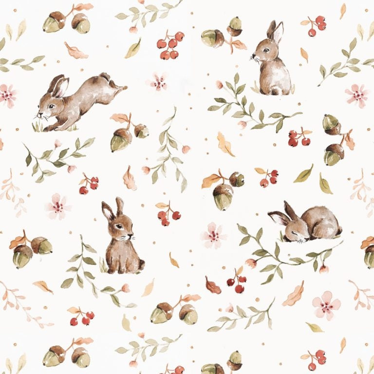 Dekornik Happy Rabbits Behang — Een vrolijk behang met huppelende konijntjes tussen bloemen en gras, in zachte kleuren, perfect voor een lieve, speelse kinderkamer. Close-up van de illustraties en texturen.