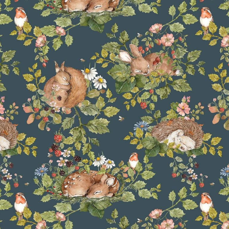Dekornik Little Sleepy Animals Dark Behang — Een sfeervol behang met slaperige dierenvriendjes onder een donkere sterrenhemel, perfect voor een rustige, dromerige babykamer. Close-up van de illustraties en texturen.