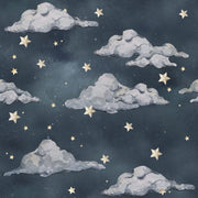 Dekornik Magic Night Sky Behang — Een sfeervol behang met een magische nachtelijke sterrenhemel vol maantjes en sterren, perfect voor een rustgevende slaapkamer.