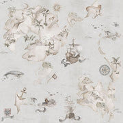 Dekornik Map Stories From The Sea Color Behang — Een avontuurlijk behang met een kleurrijke zeekaart vol scheepjes en zeewezens, perfect voor een speelse, maritieme kinderkamer.