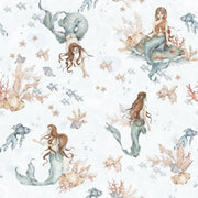 Dekornik Mermaid In Waves Light Behang — Een dromerig behang met zeemeerminnen die zwemmen tussen zachte golven, in lichte tinten, perfect voor een sprookjesachtige meisjeskamer.