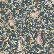Dekornik Rabbits Groove Dark Behang — Een speels behang met konijntjes in een ritmisch patroon op een donkere achtergrond, perfect voor een sfeervolle, speelse kinderkamer.