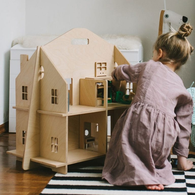Dekornik Safe Plywood Poppenhuis — Een stijlvol, minimalistisch poppenhuis van veilig multiplex hout, perfect als speelgoed en decoratie in een Scandinavische kinderkamer.