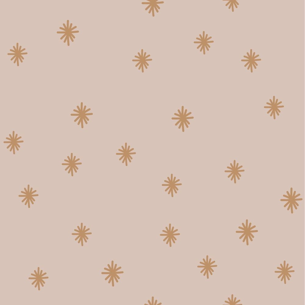 Dekornik Simple Irregulars Stars On Pastel Background Wallpaper — Een speels behang met onregelmatig verspreide sterretjes op een zachte pastelkleurige achtergrond, perfect voor een dromerige, lichte kinderkamer.