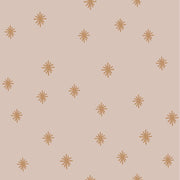 Dekornik Simple Irregulars Stars On Pastel Background Wallpaper — Een speels behang met onregelmatig verspreide sterretjes op een zachte pastelkleurige achtergrond, perfect voor een dromerige, lichte kinderkamer.