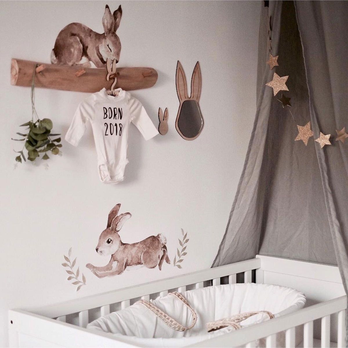 Dekornik muursticker Happy Rabbits Wonderland Set met 7 vrolijke konijntjes in zachte tinten op een witte kinderkamermuur