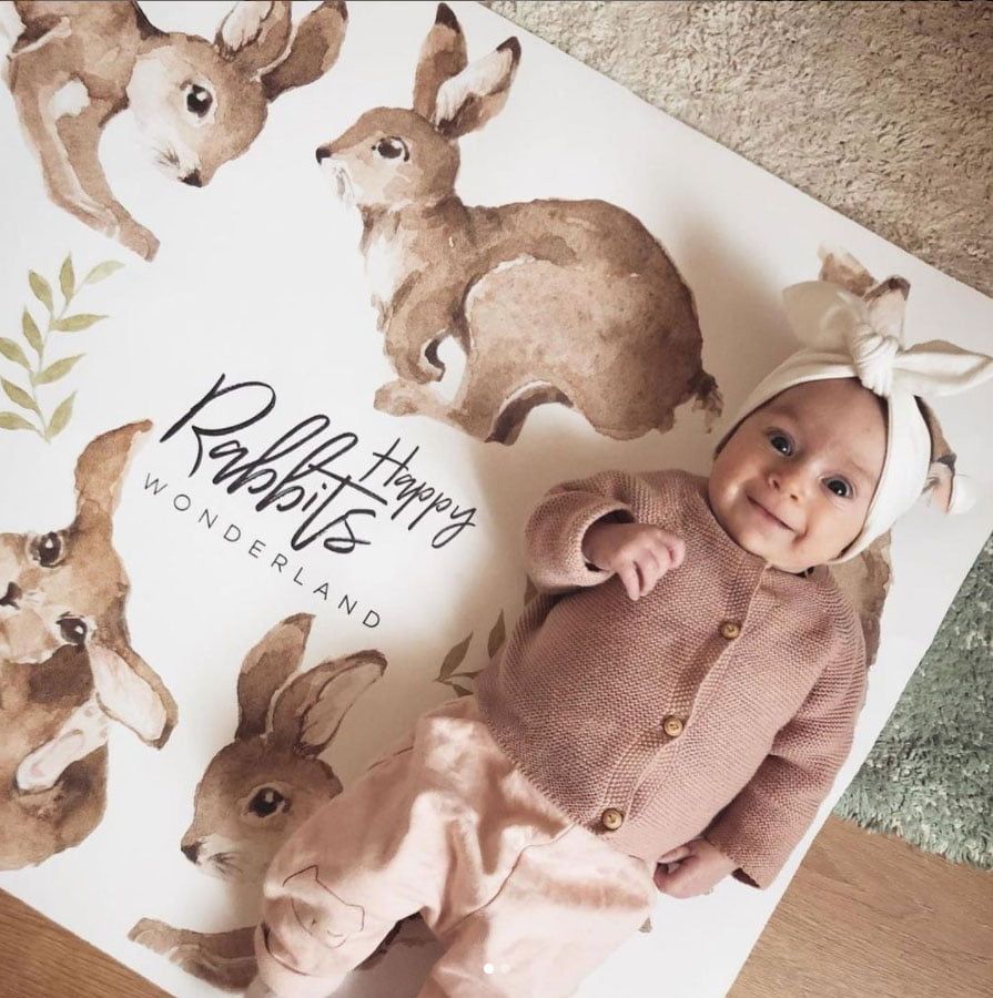 Dekornik Muursticker Happy Rabbits Wonderland Set — Een vrolijke set speelse konijntjes in pastelkleuren tussen bloemen en heuvels, perfect voor een zachte, dromerige kinderkamer.