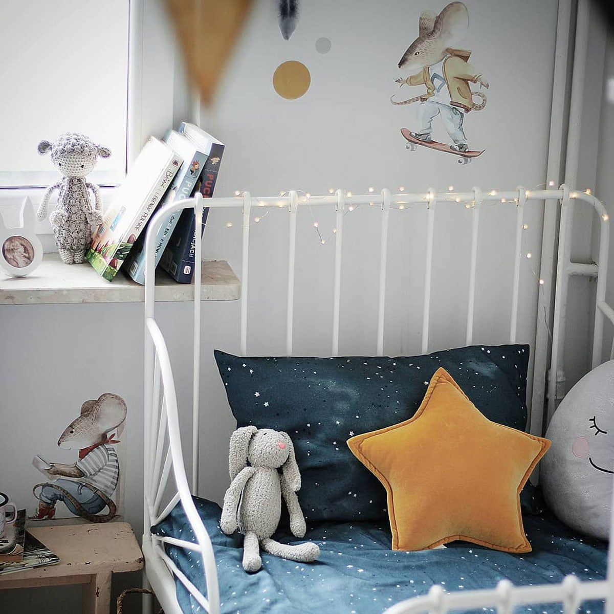 Dekornik muursticker Little Mouse Street Set met 7 vrolijke muisjes elk met eigen beroep op een witte kinderkamermuur