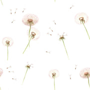 Dekornik Behang Dandelions — Een luchtig behang met paardenbloemen en zwevende pluisjes in zachte pastelkleuren, perfect voor een dromerige, botanische kinderkamer. Detailopname van het patroon en de kleuren.