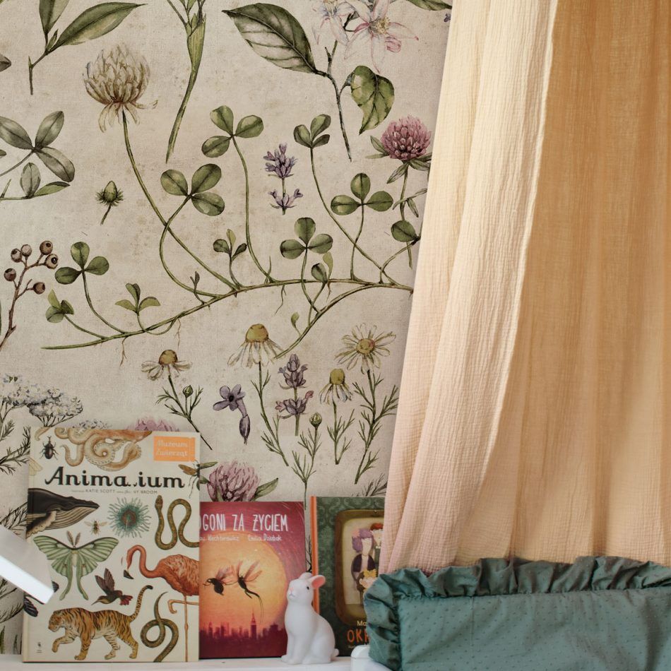 Dekornik Vintage Illustration Behang — Een nostalgisch behang met vintage illustraties in zachte, verweerde kleuren, perfect voor een tijdloze, sprookjesachtige kinderkamer. Sfeerbeeld van het behang in een ingerichte kinderkamer.