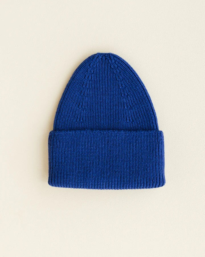 HVID beanie Fonzie 4m-18m in cobalt blue — productfoto op witte achtergrond, gemaakt van Belgische merinowol bij Lidor