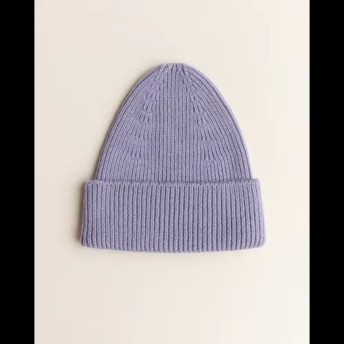 HVID beanie Fonzie 4m-18m in lilac — productfoto op witte achtergrond, gemaakt van Belgische merinowol bij Lidor