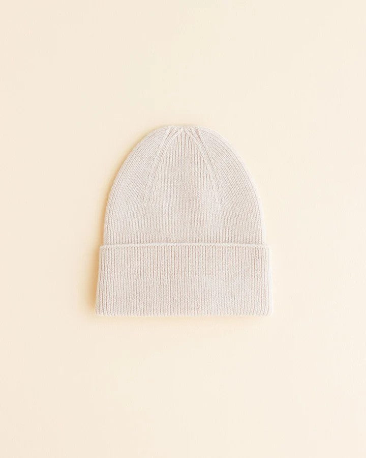 HVID Beanie Fonzie NEWBORN in cream — productfoto op witte achtergrond, gemaakt van Belgische merinowol bij Lidor