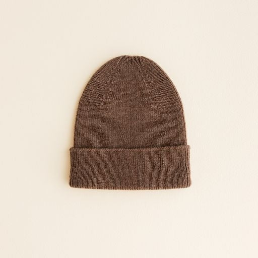 HVID Beanie Fonzie NEWBORN in mocha — productfoto op witte achtergrond, gemaakt van Belgische merinowol bij Lidor