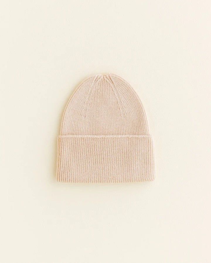 HVID Beanie Fonzie NEWBORN in oat — productfoto op witte achtergrond, gemaakt van Belgische merinowol bij Lidor