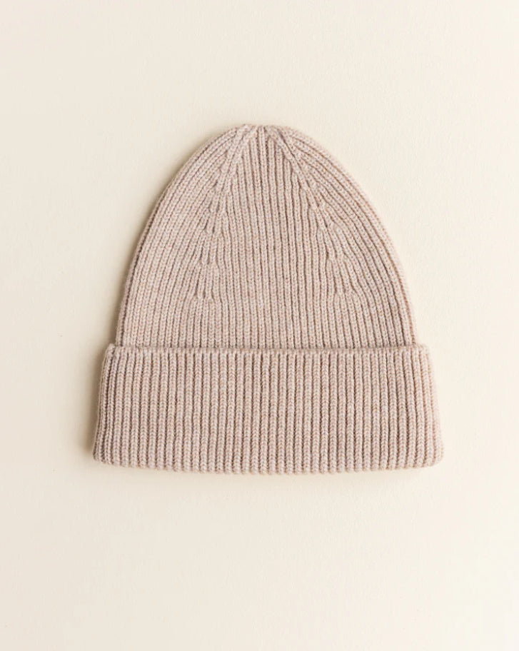 HVID beanie Fonzie 4m-18m in sand — productfoto op witte achtergrond, gemaakt van Belgische merinowol bij Lidor