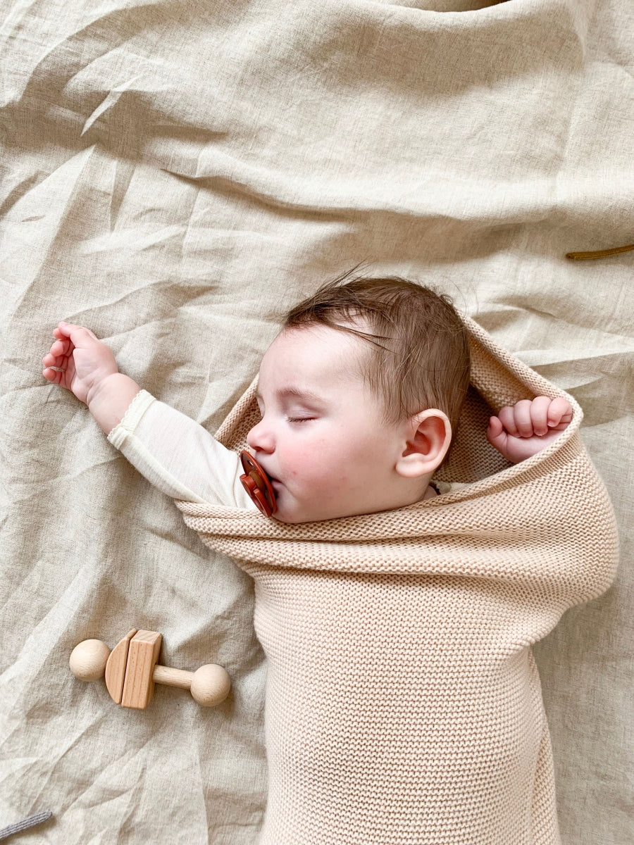 HVID cocoon in oat — productfoto op witte achtergrond, gemaakt van Belgische merinowol bij Lidor
