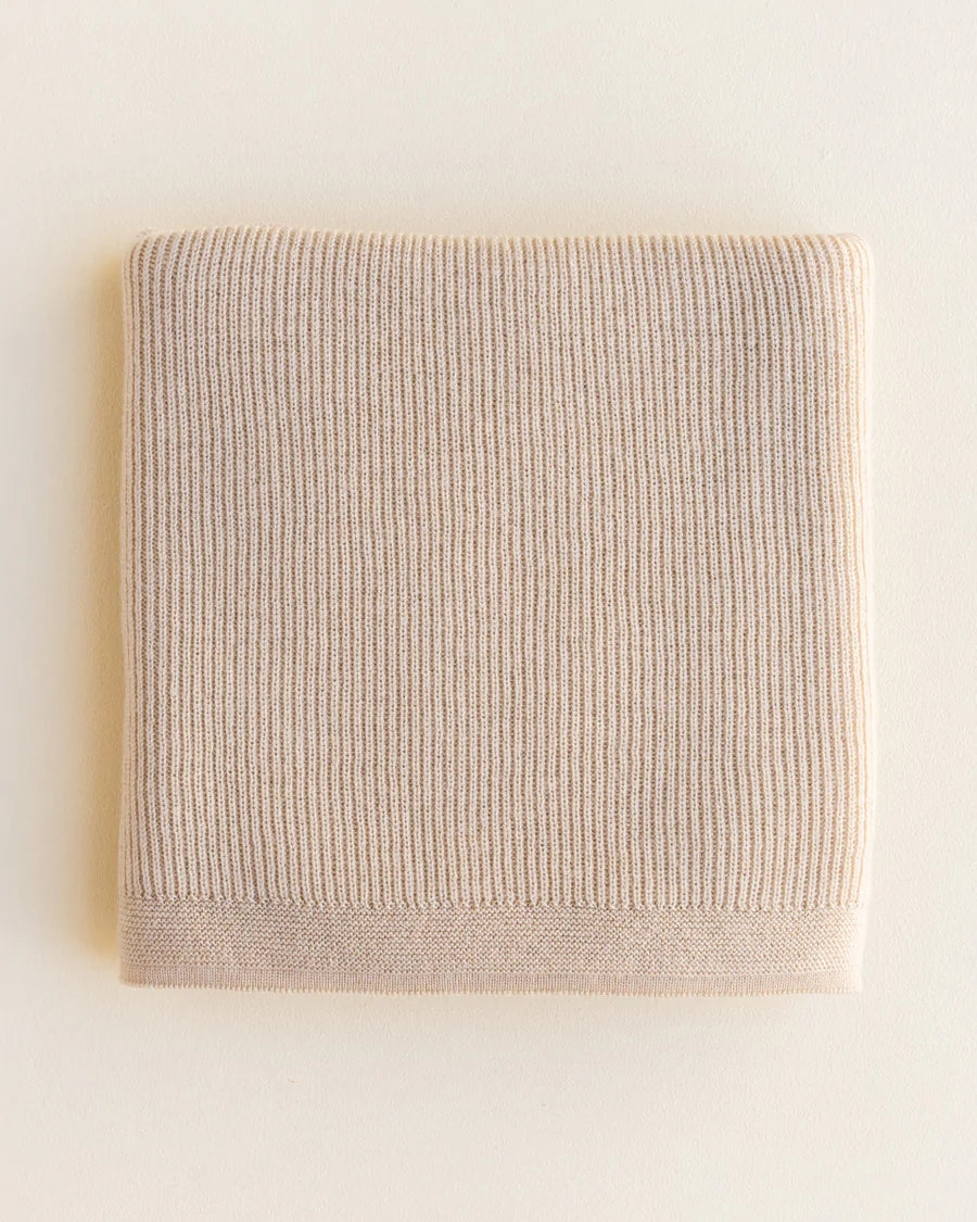 HVID blanket Felix in oat — productfoto op witte achtergrond, gemaakt van Belgische merinowol bij Lidor