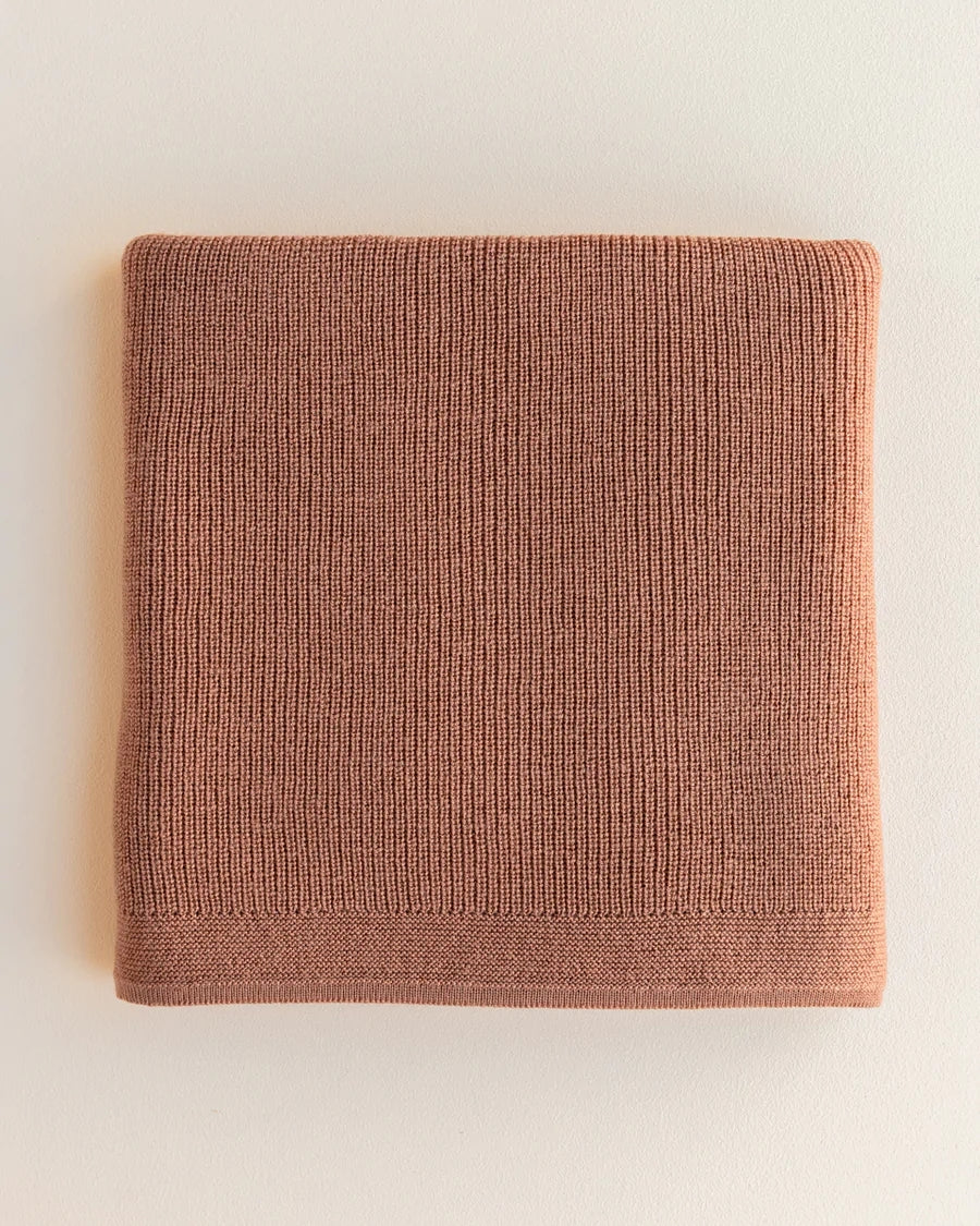 HVID blanket Felix in terracotta — productfoto op witte achtergrond, gemaakt van Belgische merinowol bij Lidor