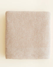 HVID Blanket Gaston in soft beige — productfoto op witte achtergrond, gemaakt van Belgische merinowol bij Lidor