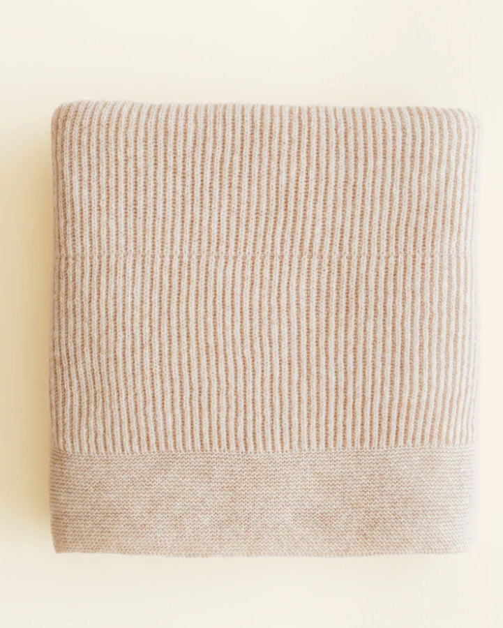HVID Blanket Gaston in soft beige — productfoto op witte achtergrond, gemaakt van Belgische merinowol bij Lidor