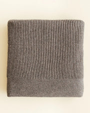HVID Blanket Gaston in stone — productfoto op witte achtergrond, gemaakt van Belgische merinowol bij Lidor