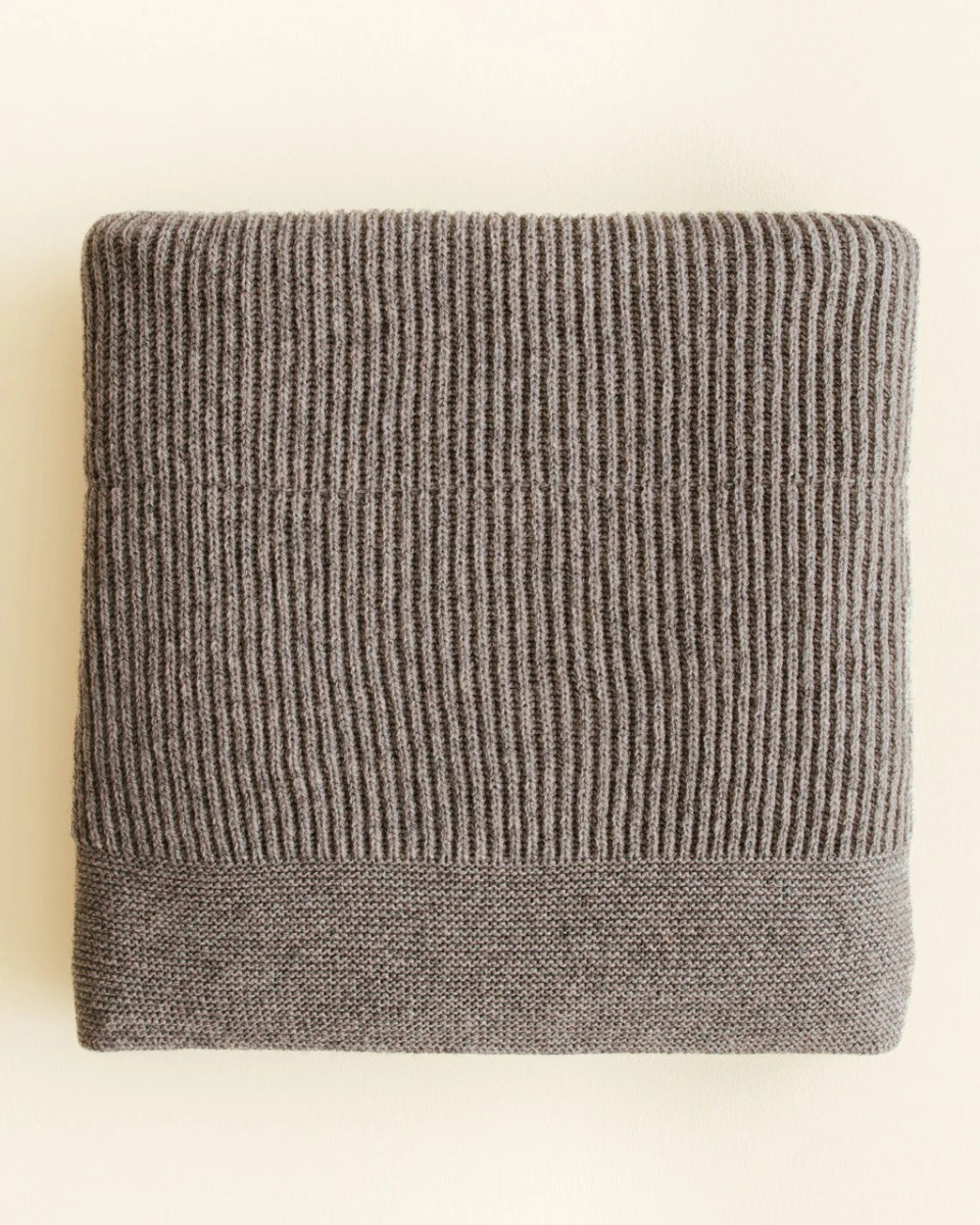 HVID Blanket Gaston in stone — productfoto op witte achtergrond, gemaakt van Belgische merinowol bij Lidor