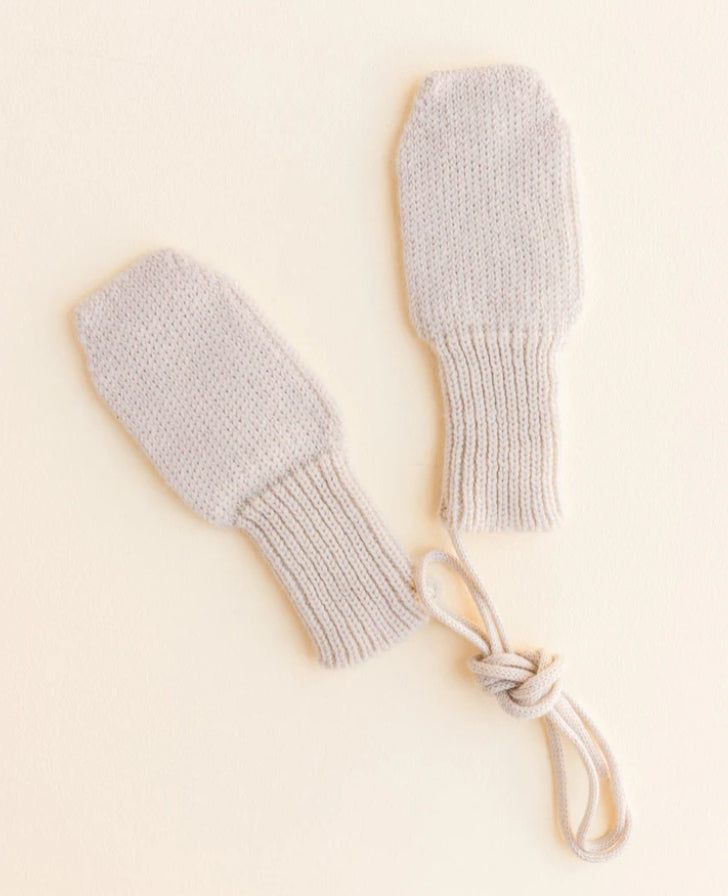 HVID mittens Fiza 6m-2y in cream — productfoto op witte achtergrond, gemaakt van Belgische merinowol bij Lidor