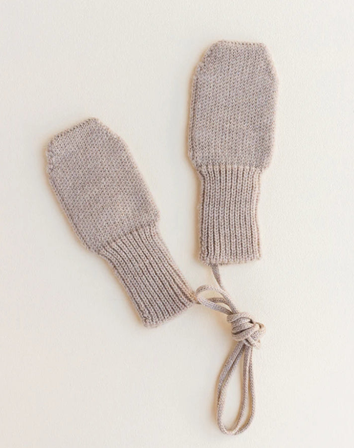 HVID mittens Fiza 6m-2y in sand — productfoto op witte achtergrond, gemaakt van Belgische merinowol bij Lidor