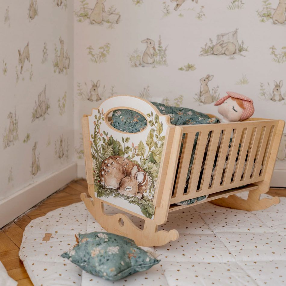 Dekornik Rabbit Day Beige Behang — Een zacht behang met konijntjes tussen bloemen op een warme beige achtergrond, perfect voor een rustige, lieve babykamer. Sfeerbeeld van het behang in een ingerichte kinderkamer.
