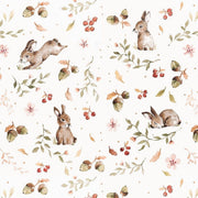 Dekornik Happy Rabbits Behang — Een vrolijk behang met huppelende konijntjes tussen bloemen en gras, in zachte kleuren, perfect voor een lieve, speelse kinderkamer. Detailopname van het patroon en de kleuren.