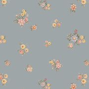 Dekornik Flowers Minimini Dark Behang — Een fijn behang met kleine bloemetjes in een mini-patroon op een donkere achtergrond, perfect voor een sfeervolle, botanische kinderkamer. Detailopname van het patroon en de kleuren.