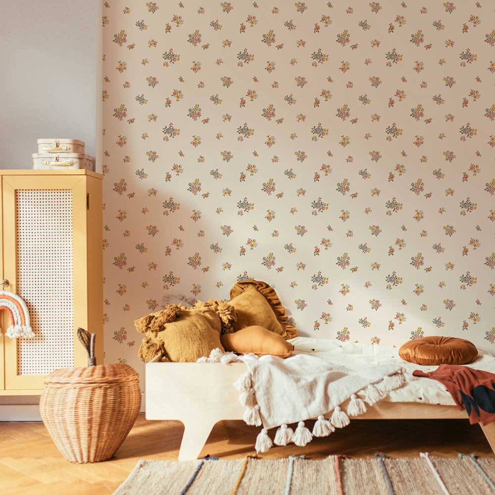 Dekornik Flowers Minimini Light Behang — Een fijn behang met kleine bloemetjes in een mini-patroon op een lichte achtergrond, perfect voor een luchtige, botanische kinderkamer. Sfeerbeeld van het behang in een ingerichte kinderkamer.
