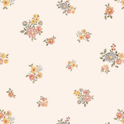 Dekornik Flowers Minimini Light Behang — Een fijn behang met kleine bloemetjes in een mini-patroon op een lichte achtergrond, perfect voor een luchtige, botanische kinderkamer. Detailopname van het patroon en de kleuren.