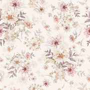 Dekornik Flowers With Violet Behang — Een sierlijk behang met bloemen in violette en paarse tinten, perfect voor een romantische, kleurrijke meisjeskamer. Detailopname van het patroon en de kleuren.