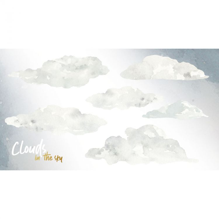 Dekornik Muursticker Clouds In The Sky Set — Een set zachte witte en grijze wolken die rustig over de muur drijven, met hier en daar een sterretje, perfect voor een serene, luchtige babykamer.