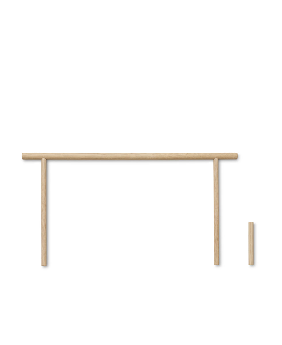 Oliver Furniture Camp Bed Guard, Oak in een speelse kinderkamer met Japans-Scandinavische esthetiek